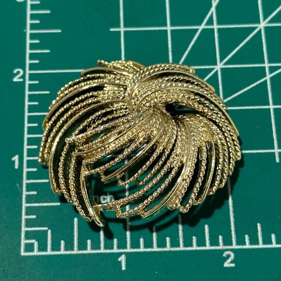 Gold Tone‎ Brooch Pin Swirl Design Statement Jewelry Vintage Style - Picture 3 of 8